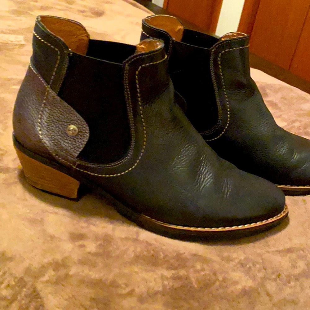 “Where are the shoe fits” Darling half boots size 8.5